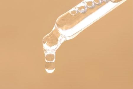 Jemnější než retinol. Jak bakuchiol pečuje o citlivou pleť Jemnější než retinol. Jak bakuchiol pečuje o citlivou pleť